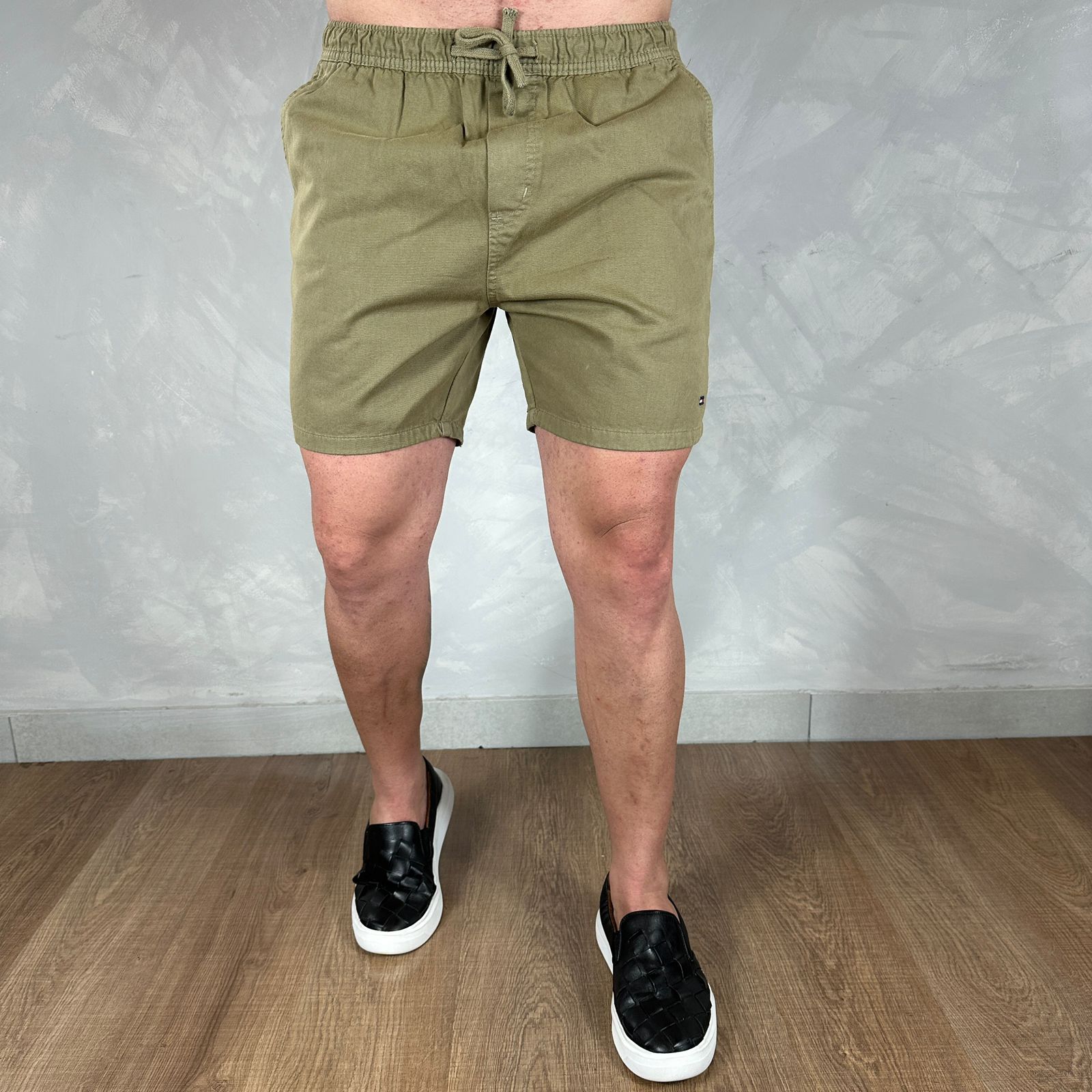 Short em Sarja Tommy Hilfiger Caqui